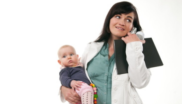 berufstätige Mutter mit Kind